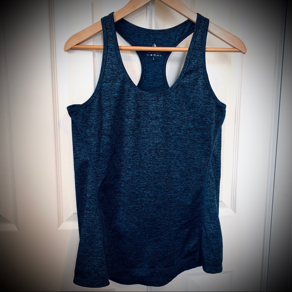 🎀 2/$12 Athletic tops from IcyZone